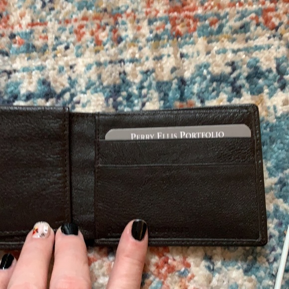 Perry Ellis Wallet - Picture 3 of 4
